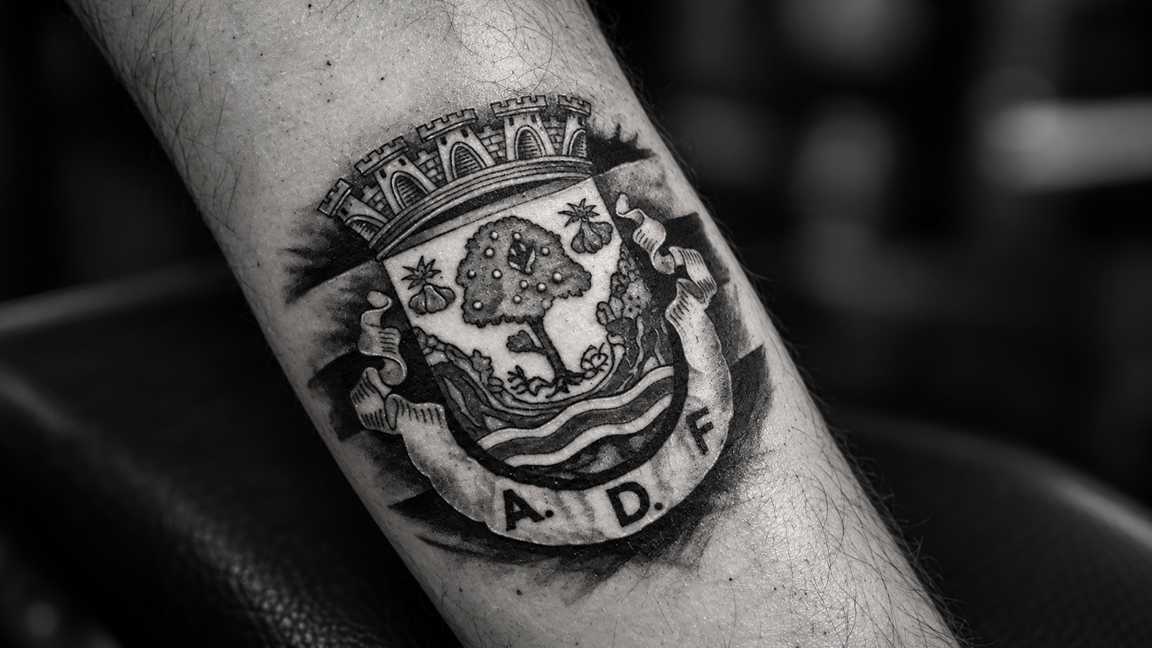 Tatuagem de emblema ADF em black and grey