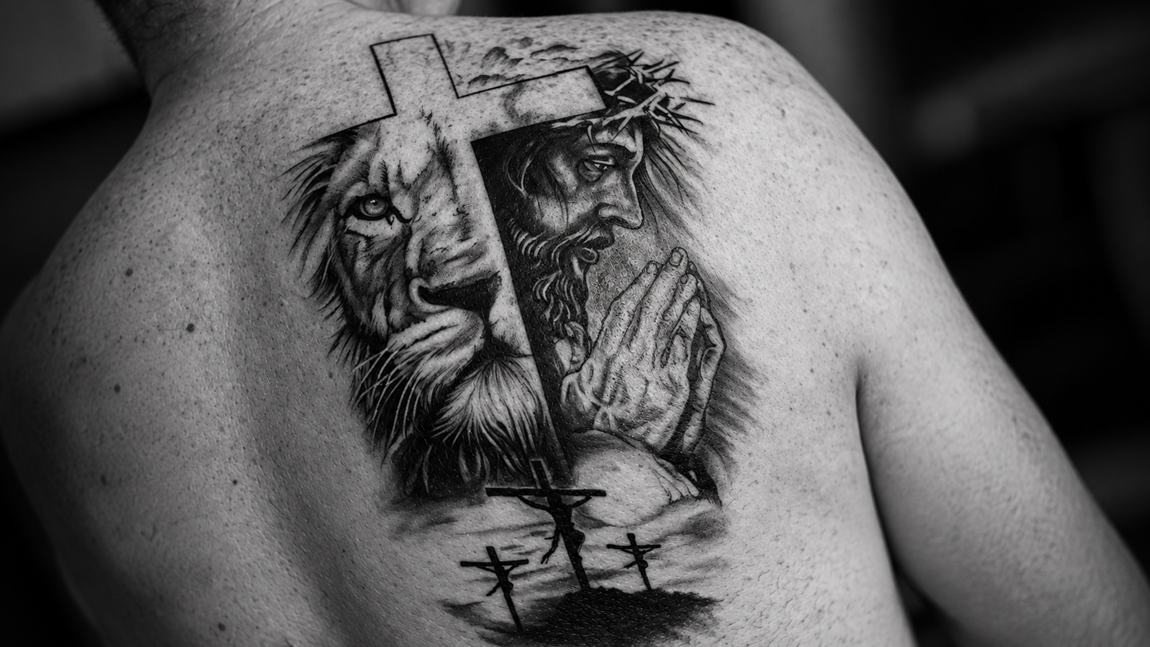 Tatuagem de leão, Cristo e cruz em black and grey