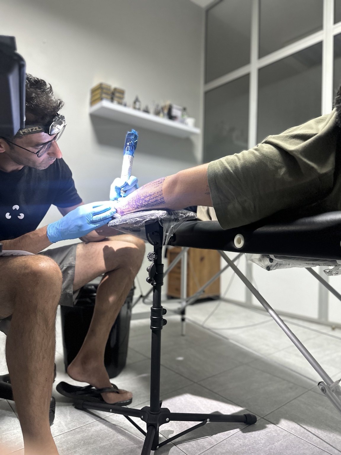 Artista a preparar uma tatuagem